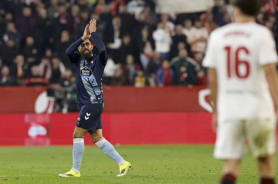 Borja Iglesias argumenta con ironía a insultos homófobos recibidos en Sevilla