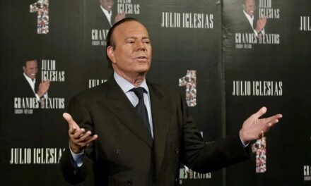 Julio Iglesias explota y publica mensajes