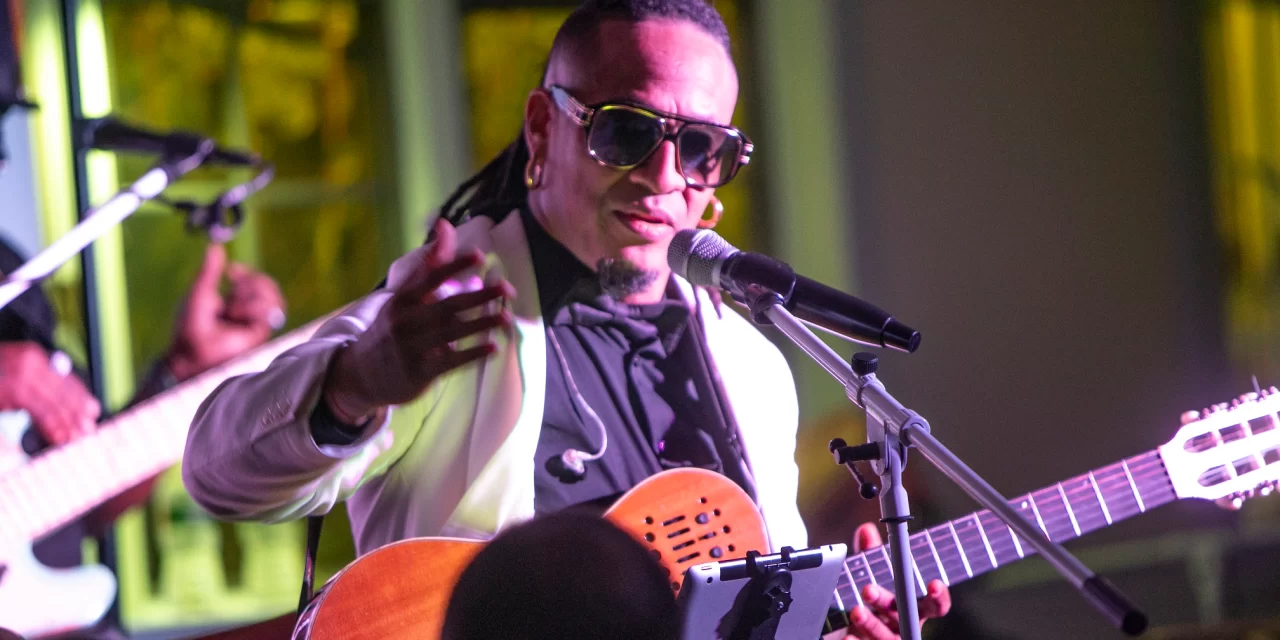 Vídeo | Krisspy presenta concierto completo “Krisspy en Grande” en YouTube en Nochevieja