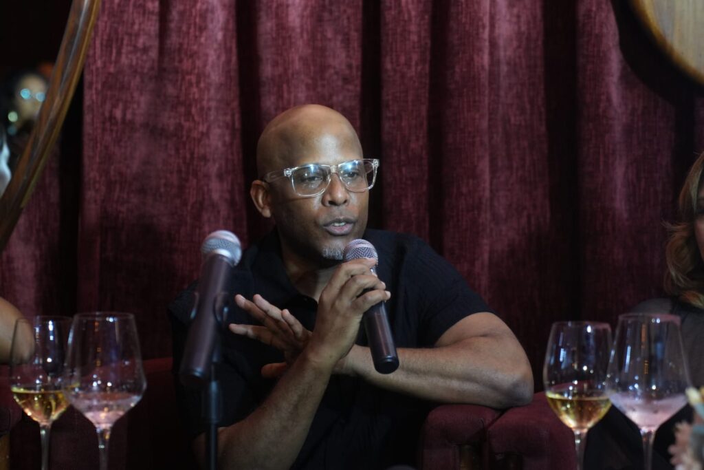 Propuesta teatral "sin pedir permiso" reúne a destacados comunicadores e inaugura nueva función - Noticias de hoy en República Dominicana | último minuto