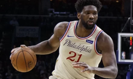 Embiid se perderá el partido contra Hawks por dolor en la espinilla