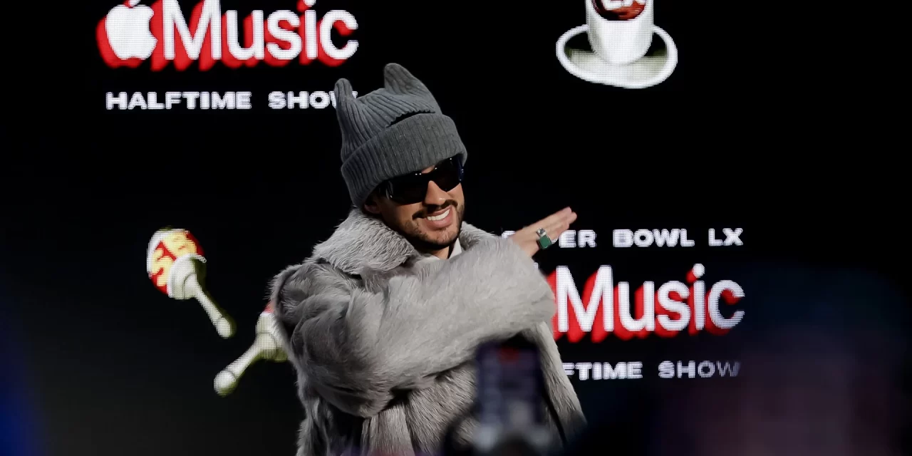 Bad Bunny llegó a la rueda de prensa al ritmo de “Chambea”