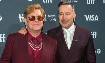 Elton John denuncia al 'Mail' por revelar información sobre su hijo