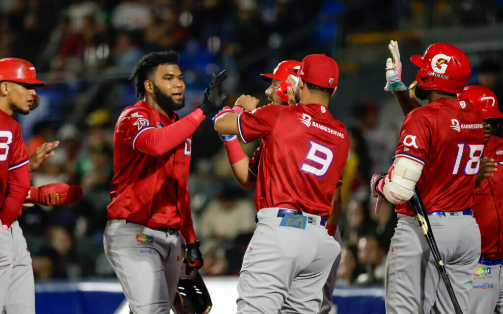República Dominicana debuta con trofeo 5-4 sobre México Rojo en la Serie del Caribe 2026 | De Postrero Minuto