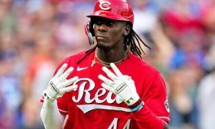 Elly de la Cruz realiza ajustes para controlar la zona de strikes y evitar los ponches