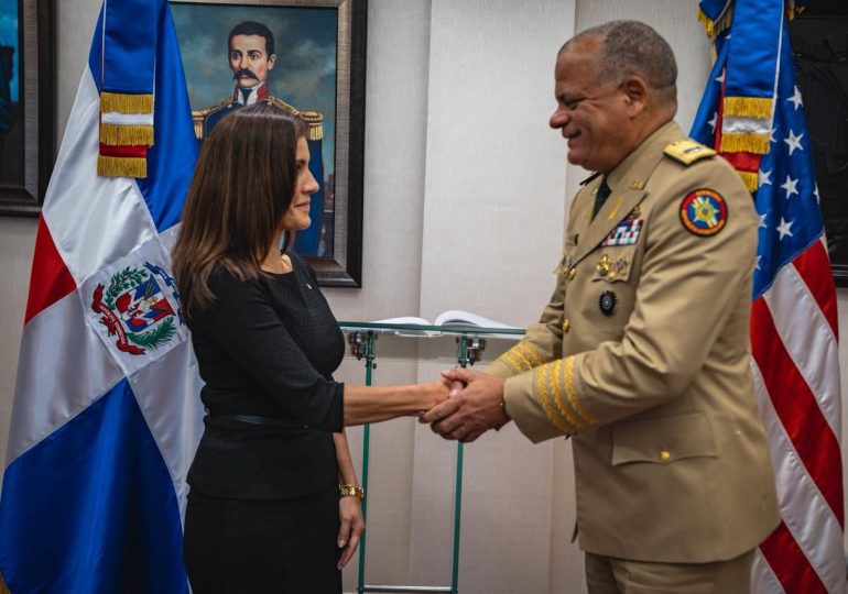 Embajador de EE.UU. se reúne con Ministro de Defensa dominicano para discutir seguridad y estabilidad