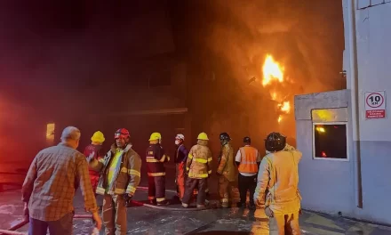 Gran incendio destruye planta de fabricación de plástico en Haina