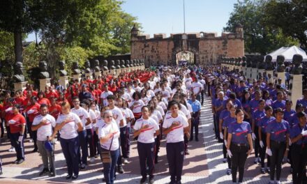 INEFI realiza marcha patriótica con más de 600 estudiantes en la Ciudad Colonial | De Postrero Minuto