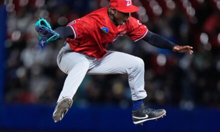 Jefry Yan se hace afamado por sus celebraciones en el montículo