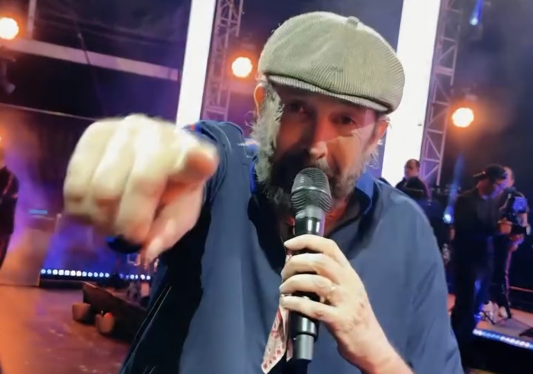 Juan Luis Guerra agradece al público santiaguero tras multitudinario concierto