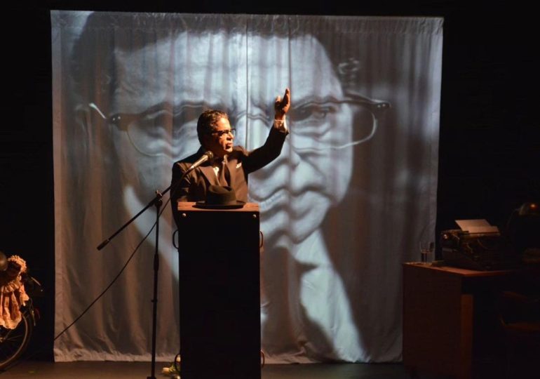 Llega a la ciudad de Nueva York el espectáculo teatral: ¡EL GALLO! ¡Y vuelve y vuelve!