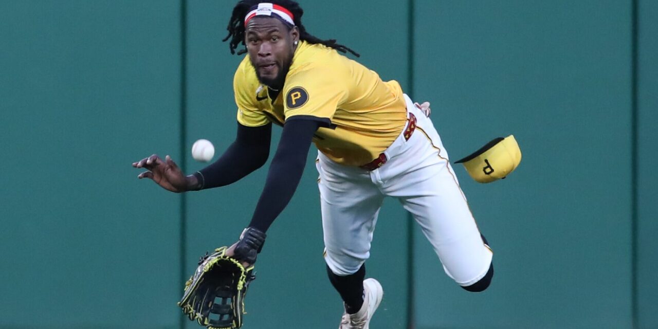 Oneil Cruz da muestras de mejoría defensiva con ayuda de Kevin Kiermaier, campeón de 4 Guantes de Oro