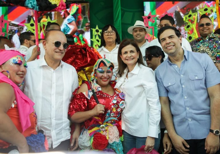 Raquel Peña resalta valor cultural del Carnaval de Santiago como expresión de identidad nacional