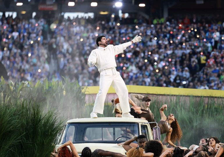 VÍDEO | Bad Bunny agradece a su equipo de trabajo tras culminar su actuación en el Super Bowl