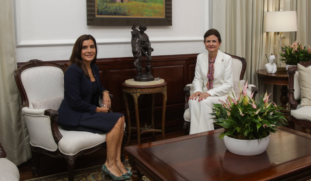 Vicepresidenta Raquel Peña se reúne con embajadora de Estados Unidos, Leah Campos