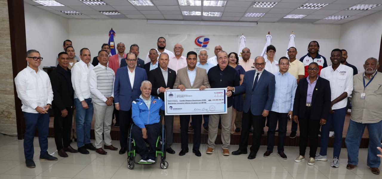 Ministro Kelvin Cruz entrega 250 millones más para atletas