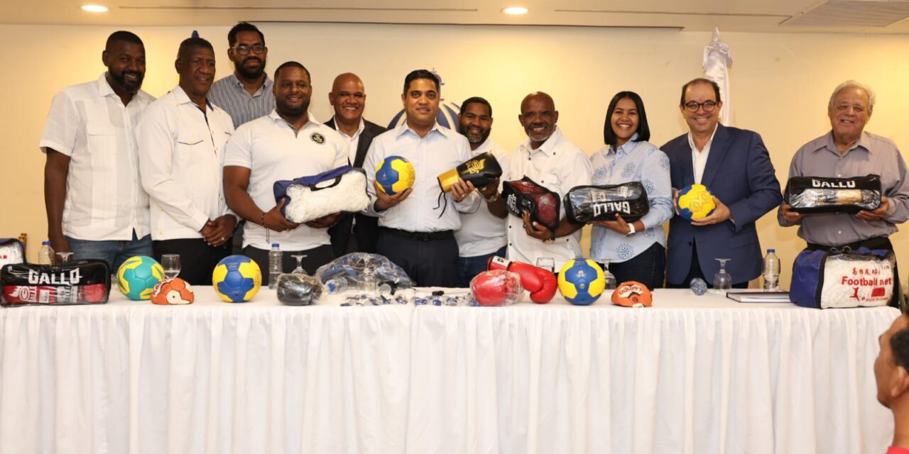 Ministro Kelvin Cruz entrega de efectos de balonmano y lucha