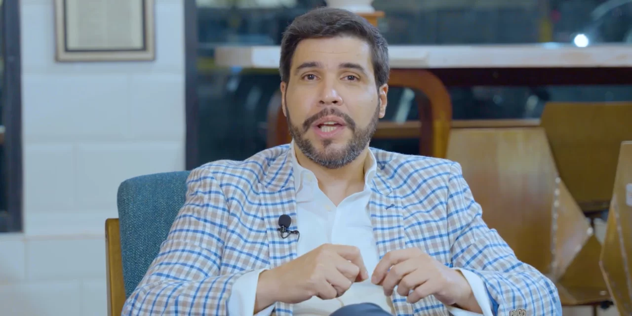 López Valerio advierte que la novelística tecnológica del país no se corresponde con la sinceridad estructural