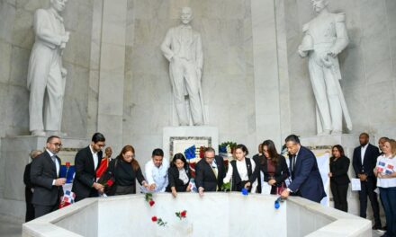 La DCNB deposita ofrenda floral en el Altar de la Patria
