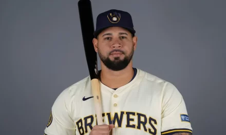 Gary Sánchez firma con los Cerveceros