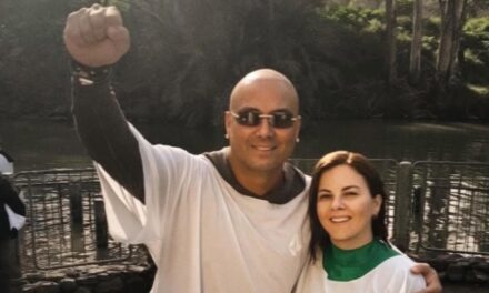 Wisin y su esposa se bautizan en el río Jordán
