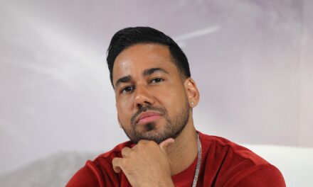 Romeo Santos usa la conquista para defender a los latinos