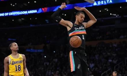 Victor Wembanyama se crece delante los Lakers y anota 40 puntos