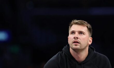 NBA sanciona a Luka Doncic con multa de 50,000 dólares por seña cerca de un árbitro | De Posterior Minuto