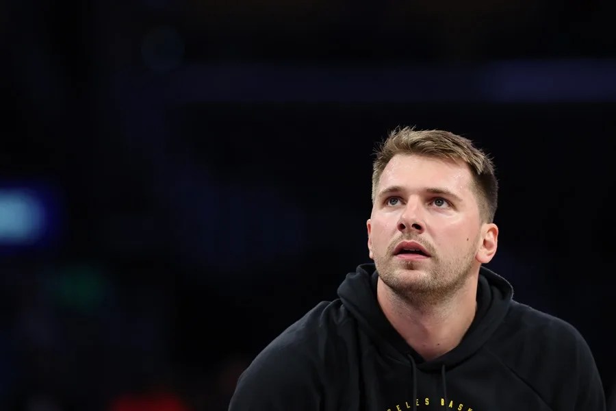NBA sanciona a Luka Doncic con multa de 50,000 dólares por seña cerca de un árbitro | De Posterior Minuto