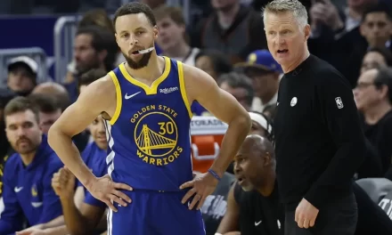 Stephen Curry sigue fuera de colección adecuado a una molestia en la rodilla