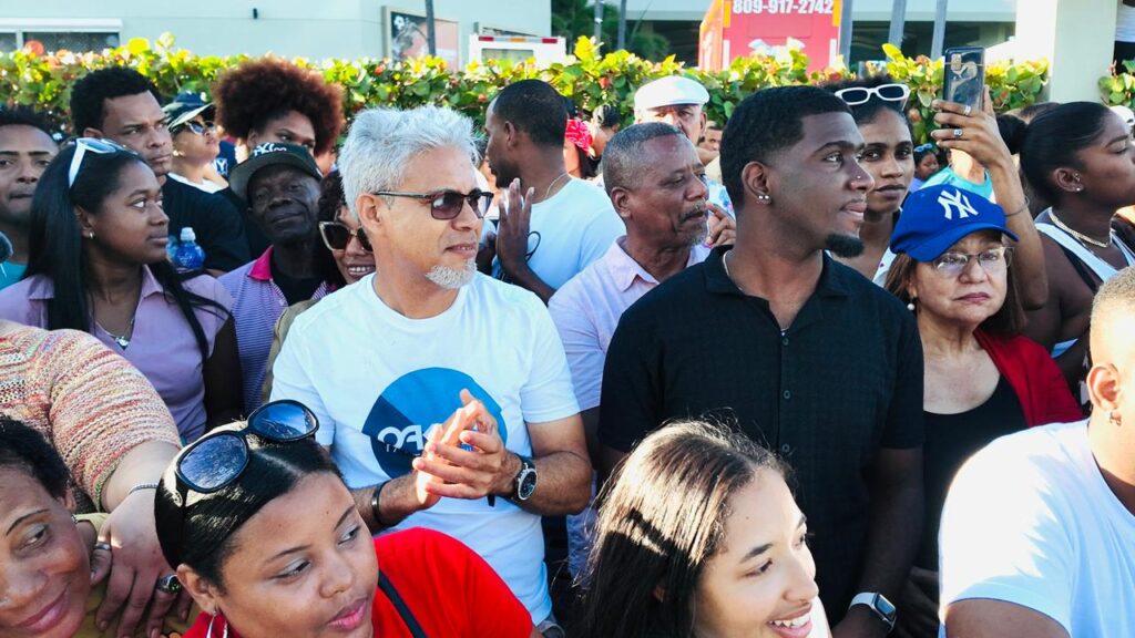 Cientos de dominicanos y turistas se dejan contagiar de la alegría del Carnaval dominicano en el Desfile Nacional - Noticias de hoy en República Dominicana | último minuto