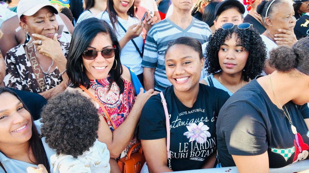 Cientos de dominicanos y turistas se dejan contagiar de la alegría del Carnaval dominicano en el Desfile Nacional - Noticias de hoy en República Dominicana | último minuto