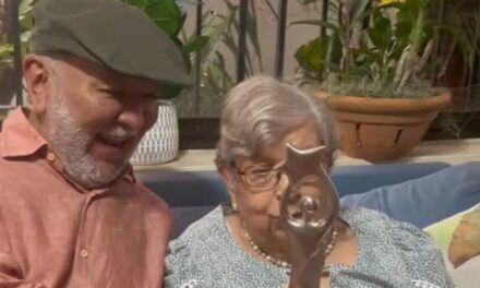 El señorial mueca de Jochy Santos con su mama al entregarle “El Gran Soberano”