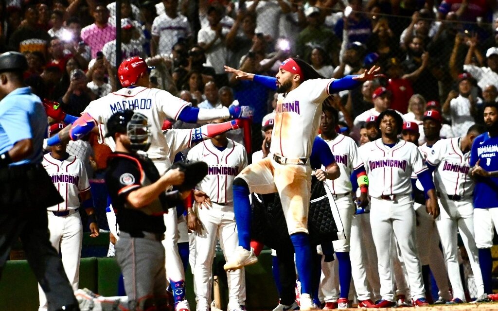 Equipo de República Dominicana estremece el estadio Quisqueya