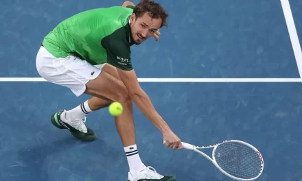 Medvedev le propina a Alcaraz su 1ra derrota del año