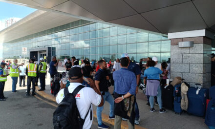 Pasajeros varados en protesta de AILA y exigen respuestas