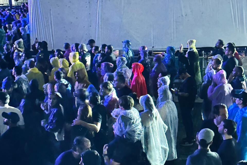 Los fans de The Killers desafían la tormenta y disfrutan.