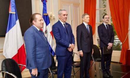 Abinader se reúne con diáspora dominicana en París, propone oficina INDEX