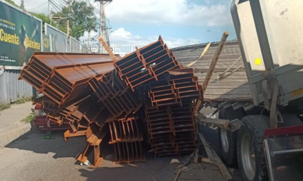 Camión vuelca en Carretera Duarte provocando intenso tránsito