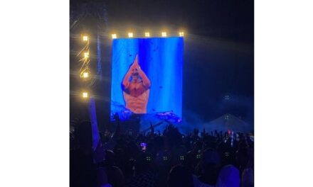 A sus 58 abriles, David Guetta flama la atención y suspira tras quitarse la camiseta en su show en RD