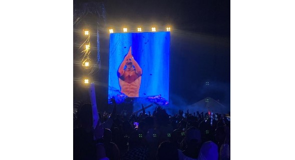 A sus 58 abriles, David Guetta flama la atención y suspira tras quitarse la camiseta en su show en RD