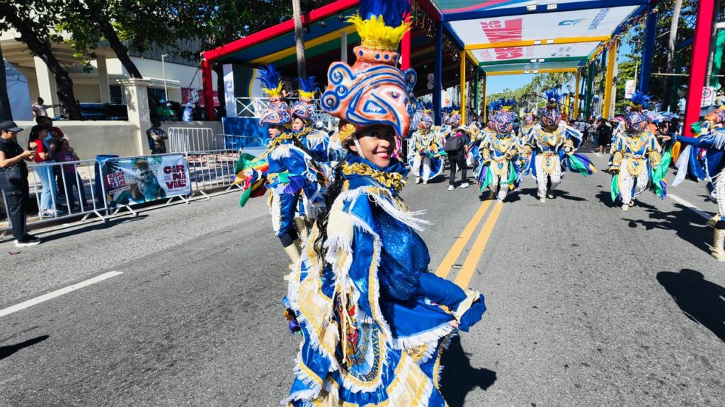 Comparsas y personajes de todo el país deslumbran en el Desfile del Carnaval Nacional 2026 - Noticias de hoy en República Dominicana | último minuto