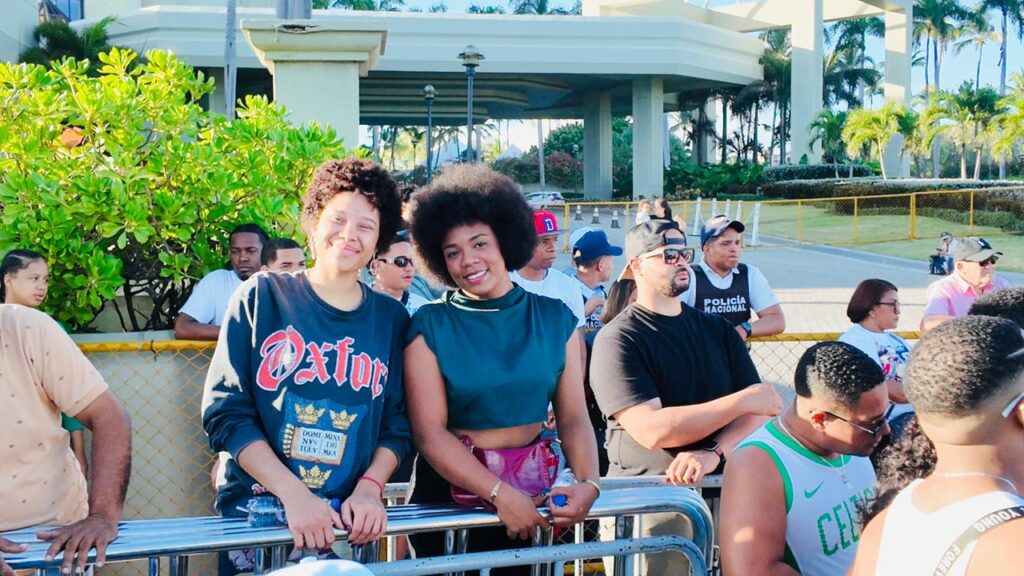 Cientos de dominicanos y turistas se dejan contagiar de la alegría del Carnaval dominicano en el Desfile Nacional - Noticias de hoy en República Dominicana | último minuto