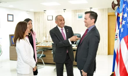 Embajador de Estados Unidos presenta nuevo adherido de la DEA en República Dominicana