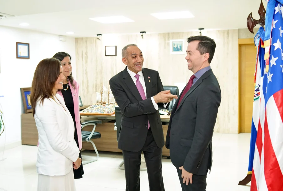 Embajador de Estados Unidos presenta nuevo adherido de la DEA en República Dominicana