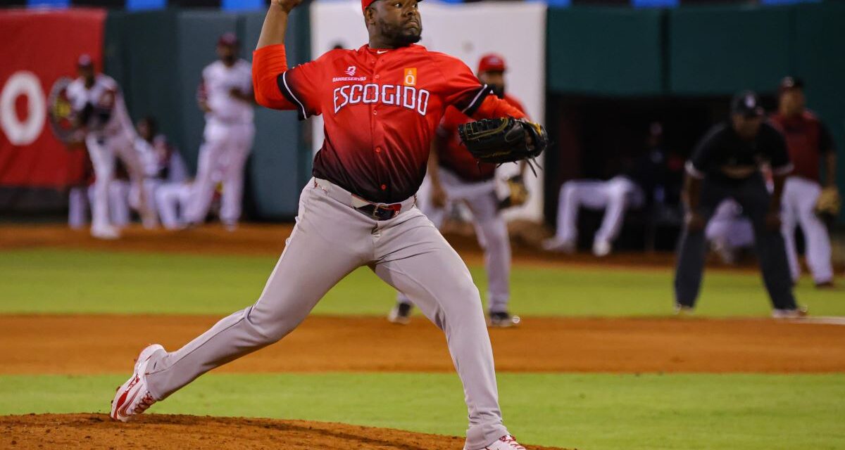 Héctor Neris y Jimmy Paredes continuarán con los Leones
