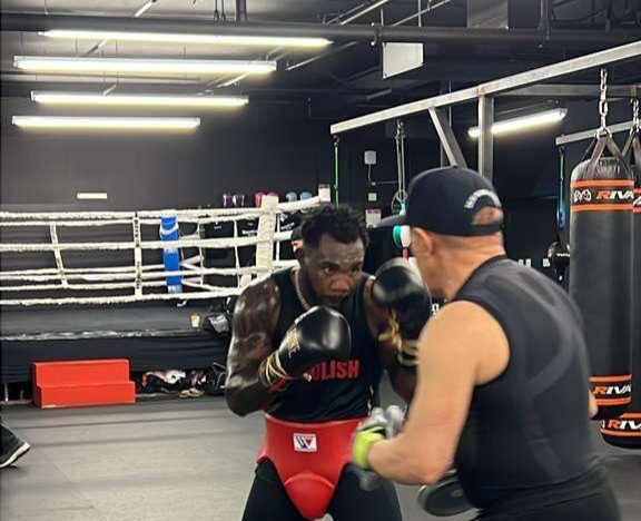 Carlos Adames expondrá su título mundial del CMB frente a Austin “Ammo” Williams el 21 de marzo en Orlando | De Final Minuto