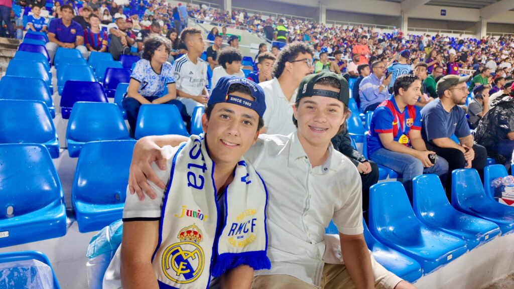 Fanáticos y pequeños futbolistas se dan cita en el Estadio Olímpico para la “Noche de Leyendas” | De Posterior Minuto
