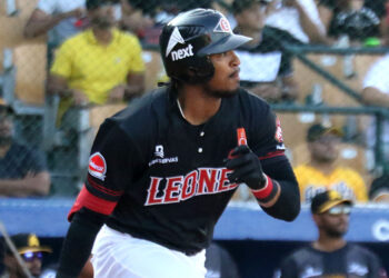 Héctor Neris y Jimmy Paredes continuarán con los Leones del Escogido | De Postrero Minuto