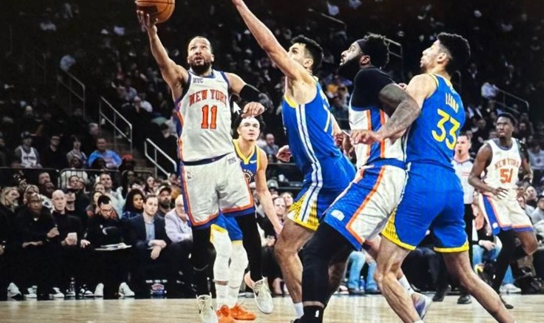 Knicks remontan 21 puntos y vencen 110-107 a los Warriors